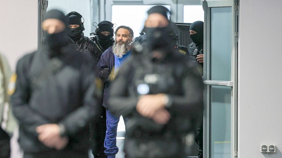 Der Angeklagte Taleb al-Abdulmohsen wird in den Gerichtssaal geführt. Foto: Jan Woitas