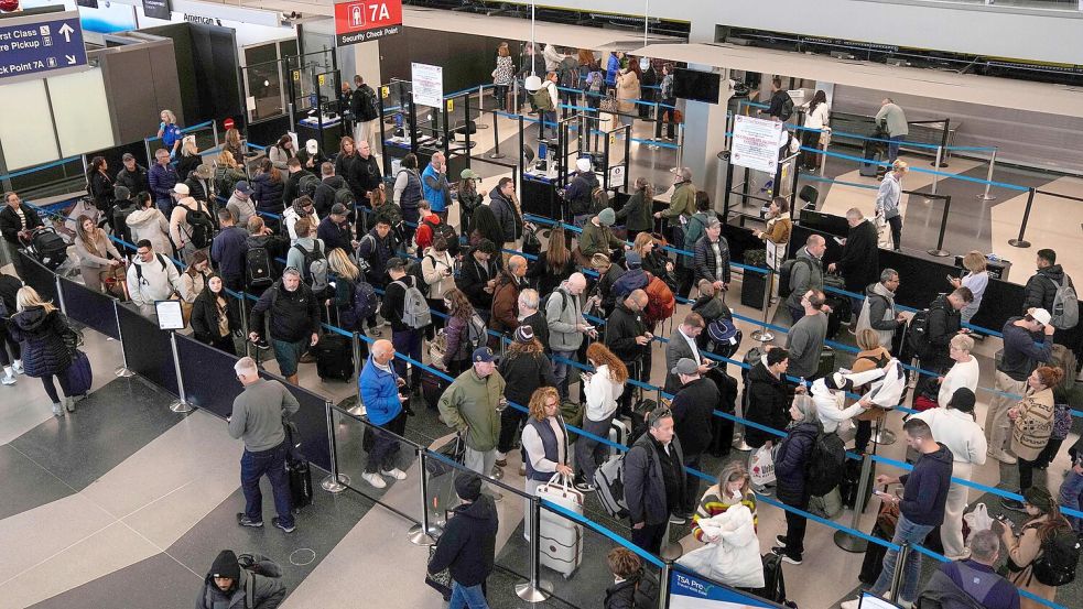 Lange Schlange wegen des Shutdowns am Flughafen Chicago. Foto: Erin Hooley/AP/dpa