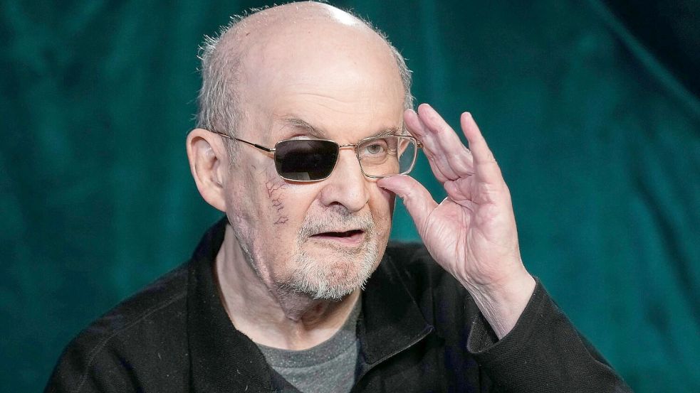 In seinem jüngsten Werk „Die elfte Stunde“ beschäftigt sich Salman Rushdie der Frage, wie man dem nahenden Tod begegnen sollte. (Archivfoto) Foto: Richard Drew/AP/dpa