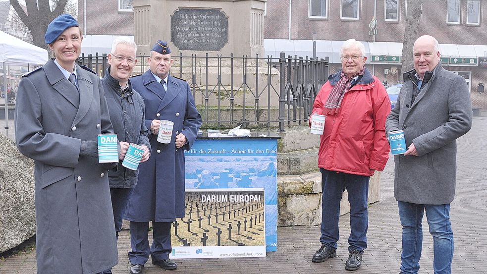 Als Spendensammler betätigten sich in Leer (von links): Dr. Mascha-Christine Groß, Mattias Groote, Pascal Burger, Folkert Laupichler und Bürgermeister Claus-Peter Horst. Foto: Bodo Wolters