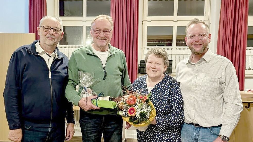 Friedhelm Jelken (links) und Torsten Stephan (rechts) bedankten sich bei Rudolf Rademacher für seine humorvollen Beiträge. Ehefrau Monika Rademacher bekam Blumen überreicht. Foto: privat