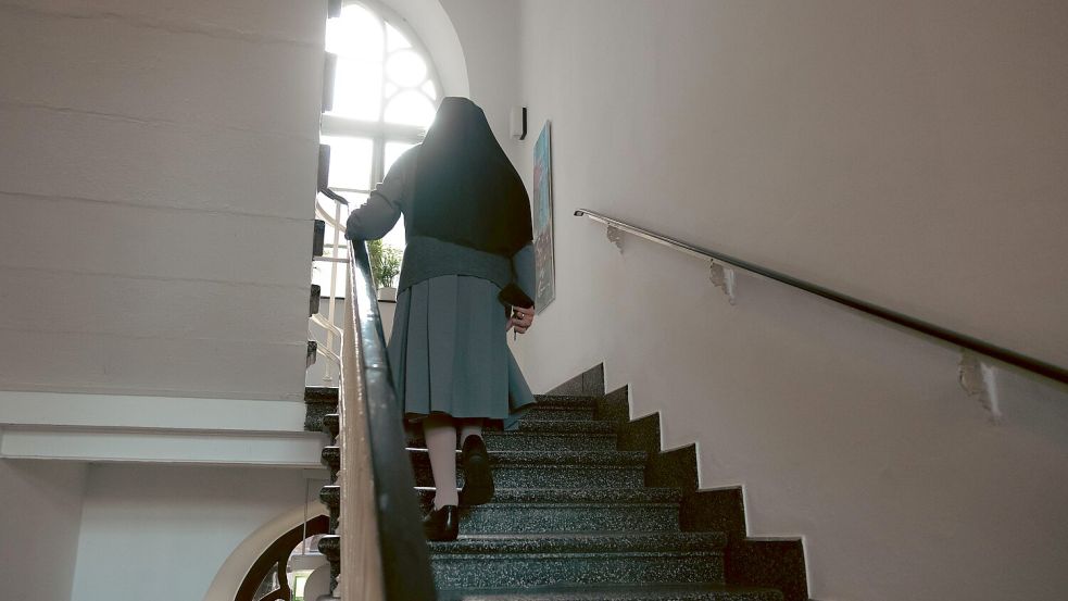 Schwester Uta Brockschmidt in den Gängen des Klosters St. Angela im Osnabrücker Stadtteil Haste. Foto: Denise Matthey