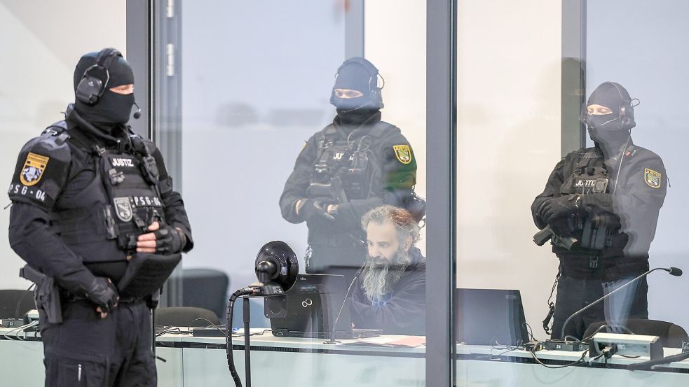 Der Angeklagte Taleb al-Abdulmohsen sitzt mit Handfesseln in dem kugelsicheren Glaskasten im temporären Gerichtsgebäude. Foto: Jan Woitas