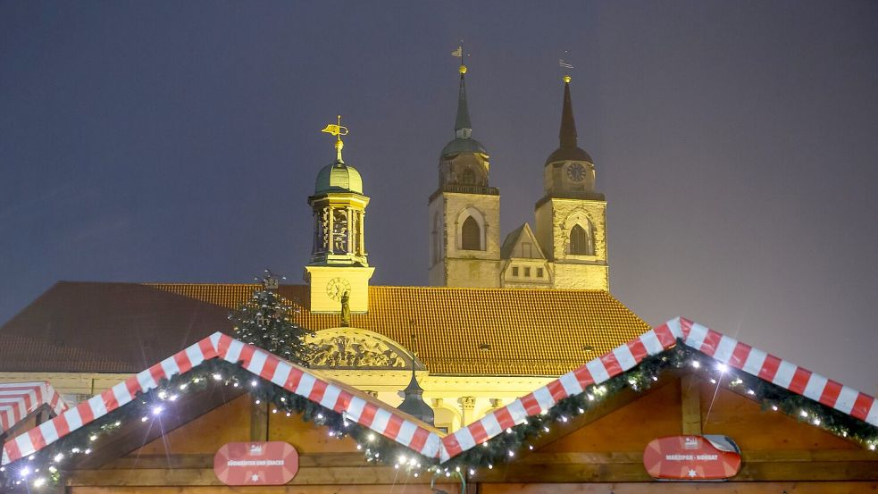 Schon seit Ende Oktober stehen die ersten Buden auf dem Alten Markt vor dem Magdeburger Rathaus. Foto: Klaus-Dietmar Gabbert