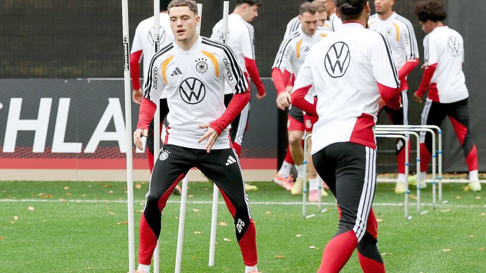 Kevin Schlotterbeck konnte nicht mit Florian Wirtz (vorn) trainieren. Foto: Christian Charisius