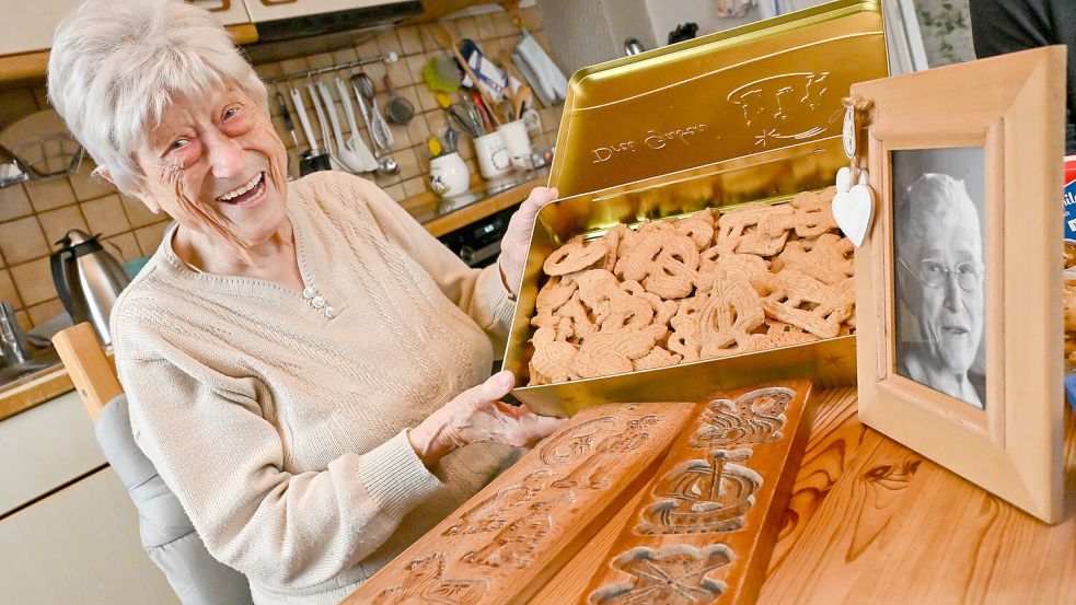 Trudi Dusch backt die Spekulatius nach dem Tod ihrer Zwillingsschwester in diesem Jahr erstmalig allein. Die Lebensfreude lässt sie sich aber nicht nehmen. Foto: Klaus Ortgies
