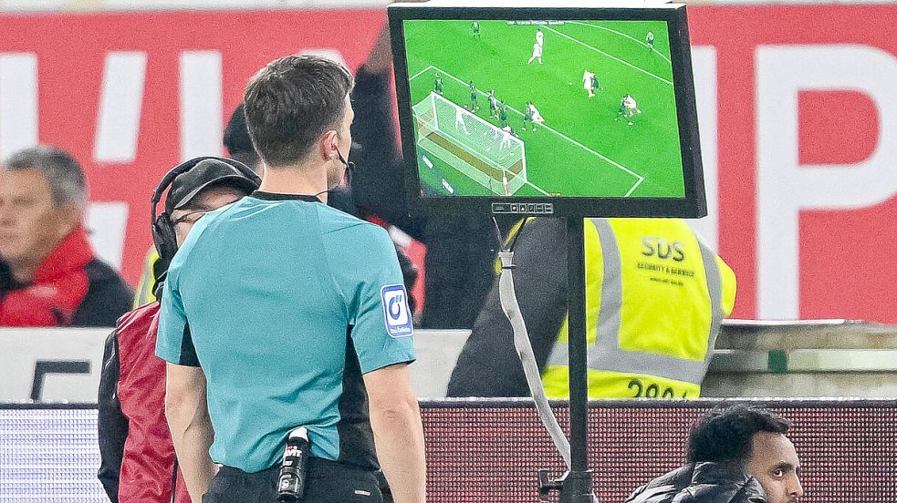 Ein typisches Bild: Während die Fans warten, schaut sich der Schiedsrichter strittige Szenen am Monitor an. Fotos: Imago