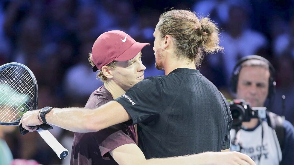 Schätzen und respektieren sich: Jannik Sinner (l) und Alexander Zverev Foto: Heinz-Peter Bader/AP/dpa