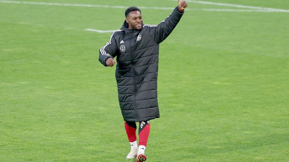 Ridle Baku grüßt beim Training Richtung Tribüne. Foto: Christian Charisius