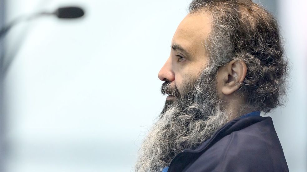 Der Angeklagte Taleb al-Abdulmohsen sitzt zu Beginn des zweiten Prozesstages in einem kugelsicheren Glaskasten. Foto: Hendrik Schmidt/dpa