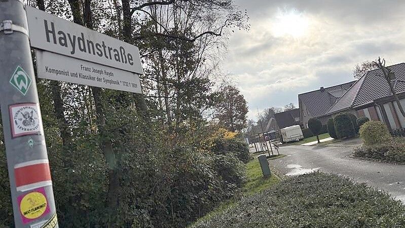 Im Bereich Haydnstraße/Mozartstraße wurden Leitungen der Deutschen Glasfaser beschädigt. Foto: Dirk Hellmers