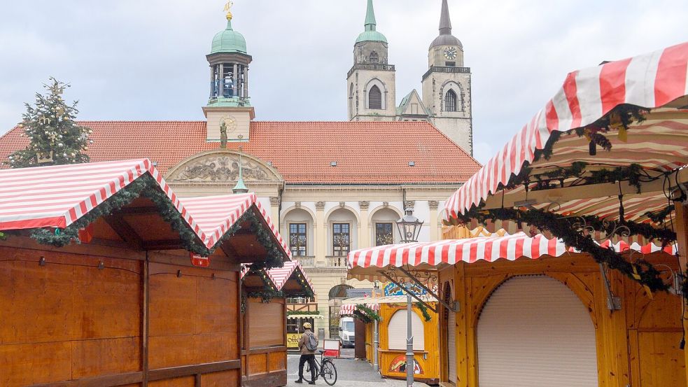 Schon seit Ende Oktober stehen die ersten Weihnachtsbuden in Magdeburg. Foto: Klaus-Dietmar Gabbert
