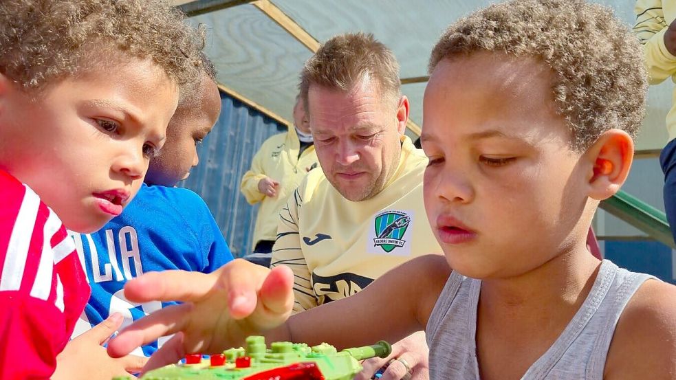 Tommy Reichenberger (Mitte) voll fokussiert: Mit dem Global United FC engagierte er sich zum vierten Mal für Kinder in Namibia. Foto: Global United FC