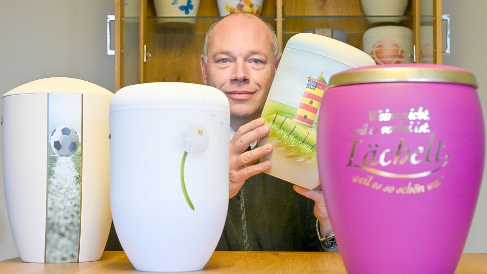 Laut Stefan Bartels werden Beerdigungen farbenfroher. Neben der Bildauswahl verändern sich auch Kleidung und sogar die Urnen und Särge. Foto: Klaus Ortgies
