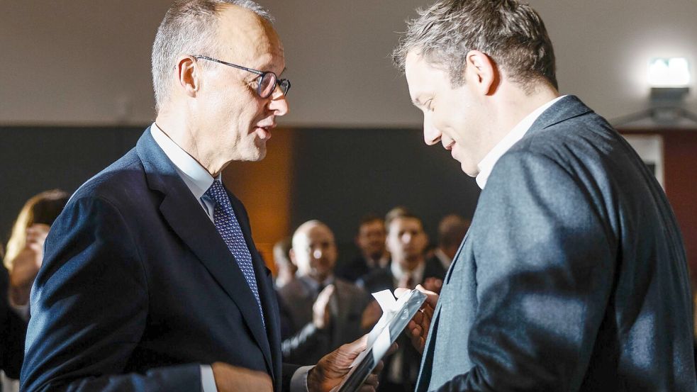 Ein Gespräch unter Kollegen: Regierungschef Merz und Vizekanzler Klingbeil unterhalten sich auf dem Empfang zu Merz‘ 70. Geburtstag. Foto: Tobias Koch