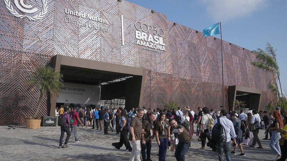 In der riesigen Zeltstadt in Belém versammeln sich jeden Tag Zehntausende Menschen. Foto: Fernando Llano/AP/dpa