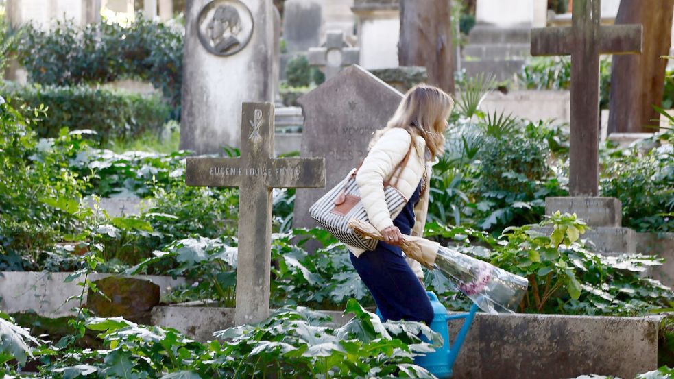 Sechs Beschäftigte des Mailänder Bestattungsamtes sollen Schmuck von Leichen entwendet haben. (Archivbild) Foto: Cecilia Fabiano/LaPresse/AP/dpa