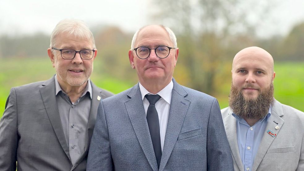 Kreisvorsitzender Josef Kruse (von links), Bürgermeisterkandidat Joachim Schoone und Ortsverbandsvorsitzender Matthias Radtke bei der Aufstellungsversammlung. Das von der AfD eingereichte Foto wurde von der KI bearbeitet. Foto: AfD