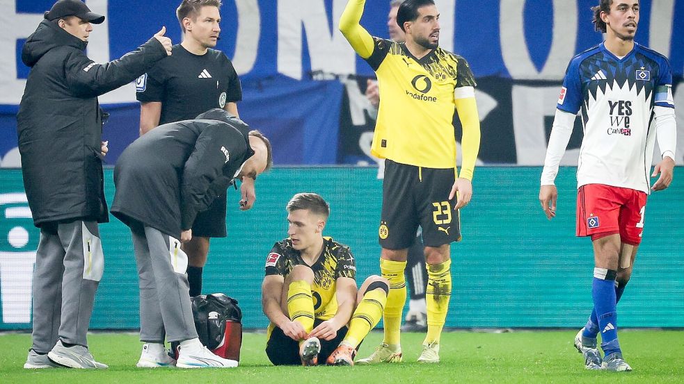 Nico Schlotterbeck (sitzend) hat sich am Fuß verletzt (Archivbild). Foto: Christian Charisius