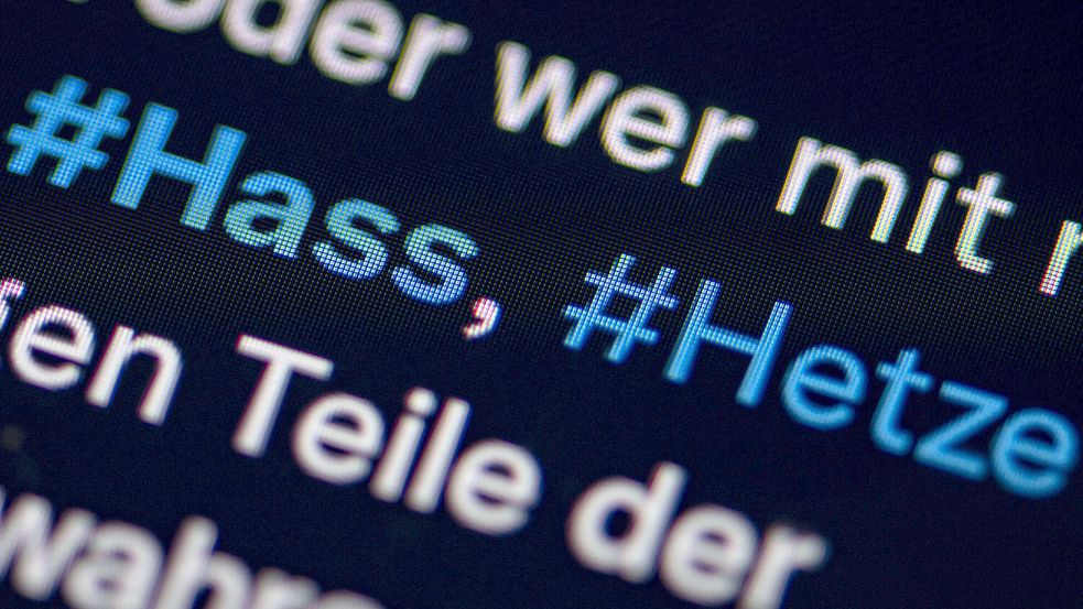 Auf dem Bildschirm eines Smartphones sieht man die Hashtags Hass und Hetze in einem X-Post. Foto: DPA
