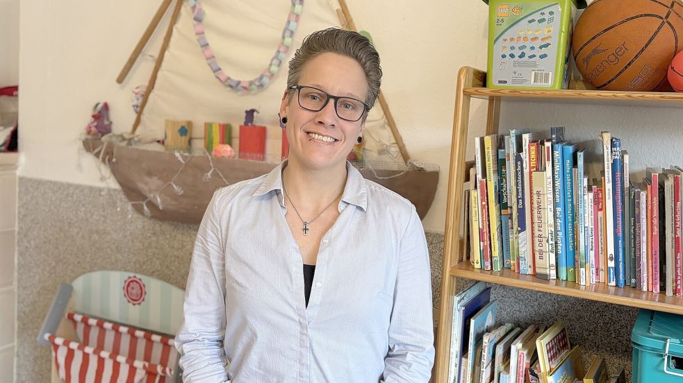 Für den Kinderschutzbund Aurich sammelt Nina Siebels die Wünsche der Kinder ein. Foto: Pia Pentzlin