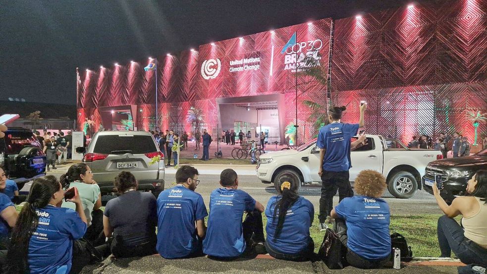 Indigene Aktivisten haben den Veranstaltungsort des Weltklimagipfels gestürmt. Foto: Larissa Schwedes/dpa