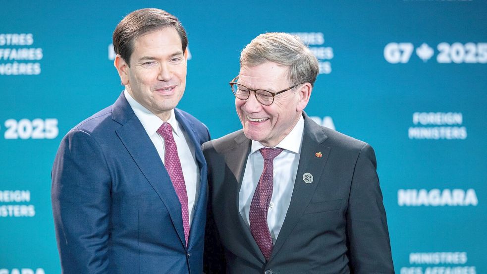 Beim Familienfoto des Außenministertreffens der G7-Runde wirtschaftsstarker Demokratien zeigen sich Außenminister Johann Wadephul (r., CDU) und sein US-Kollege Marco Rubio gut gelaunt. Foto: Nick Iwanyshyn/The Canadian Pres