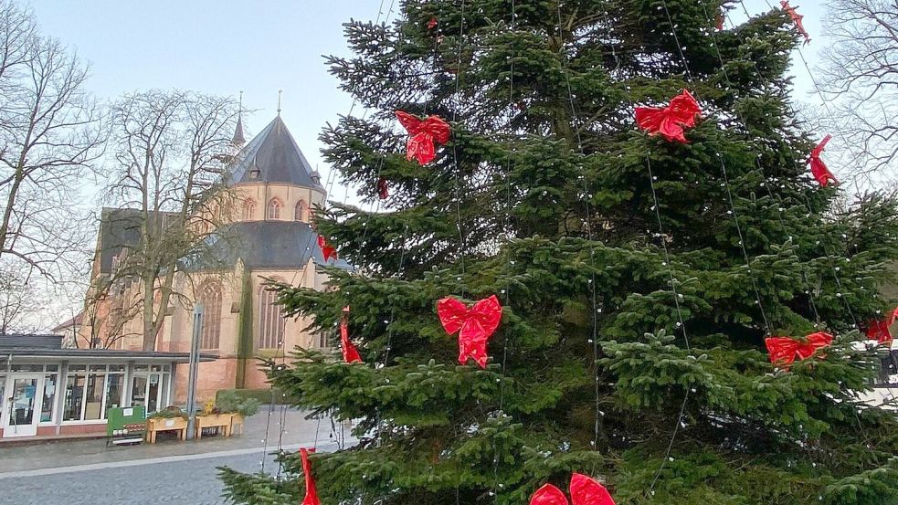 Auf dem Marktplatz in Norden hat der Aufbau für die Weihnachtszeit begonnen. Foto: Rebecca Kresse