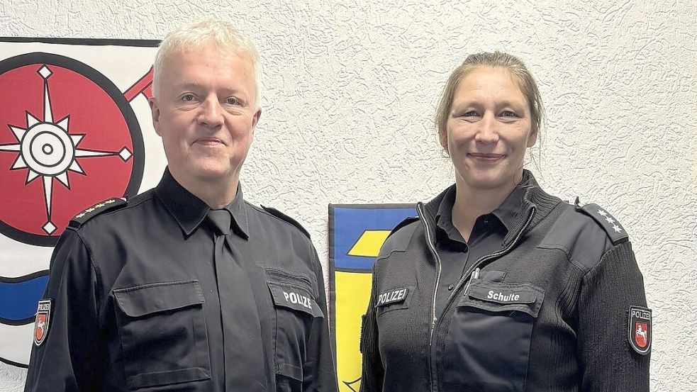 Polizeidirektor Thomas Memering freut sich, dass mit Tanja Schulte die Station in Rhauderfehn eine neue Leiterin hat. Foto: Horst Kruse