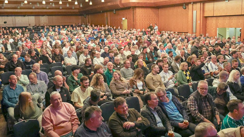 Die Stadthalle in Aurich war bis auf die letzten Reihen ausgelastet. Die Besucher erlebten einen kurzweiligen Abend. Fotos: Helmut Vortanz