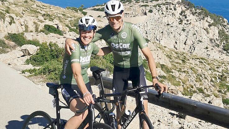 Erinnerungen an die Mallorca-Tour: Christina Seifert und Lars Geisler (v. li.) vor dem Leuchtturm am Cap Formentor. Foto: Privat