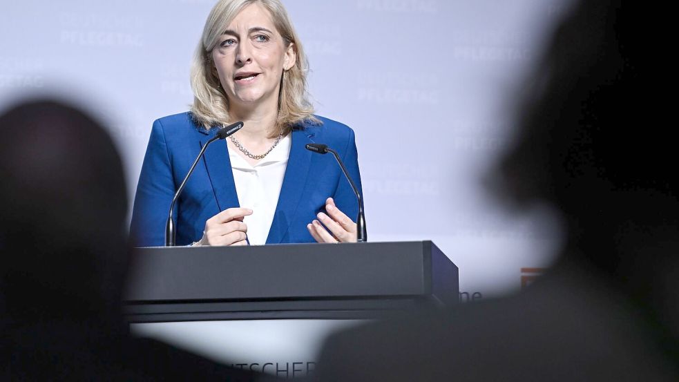 Gesundheitsministerin Nina Warken (CDU) will die Kosten im Gesundheitssystem begrenzen (Archivbild) Foto: Britta Pedersen/dpa