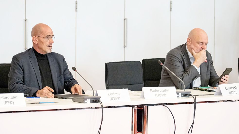 Brandenburgs BSW-Fraktionschef Niels-Olaf Lüders und BSW-Finanzminister Robert Crumbach sind sich nicht einig über die Medienstaatsverträge. Foto: Fabian Sommer/dpa