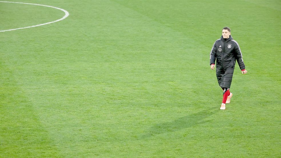 Florian Wirtz geht über den Trainigsplatz. Foto: Christian Charisius