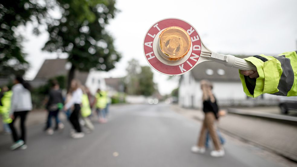 Mehre Kinder müssen in Lünne eine viel befahrene Straße überqueren. Das geht nur mit Lotsen Foto: IMAGO / Funke Foto Services