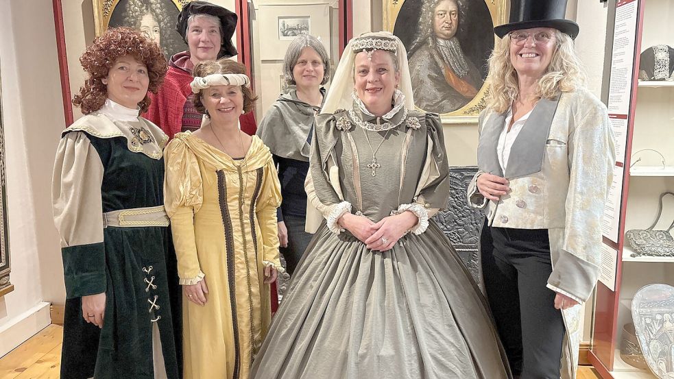 Ein Teil des Teams vom Historischen Museum Aurich hat sich schon mal „in Schale“ geworfen. Am 21. November werden sie bei der 3. Museumsnacht Szenen spielen und die Gäste bewirten. Foto: Mieke Matthes