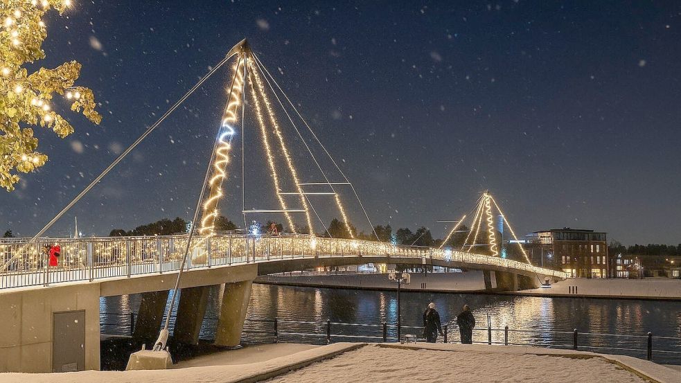 Die Nessebrücke soll in diesem Jahr ein Highlight am Hafen sein. Darstellung: Stadt Leer/Unterstützung von KI