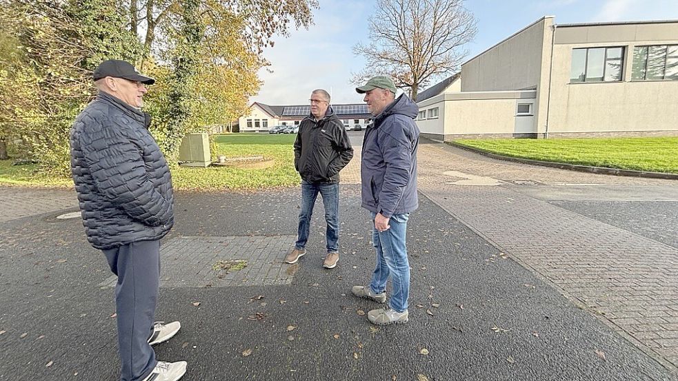 Horst Jansen (von links), Klaus Hillers und Siemen Busker wünschen sich, dass es eine Lösung für den Busverkehr vor ihrer Haustür gibt. Foto: Stephanie Tomé