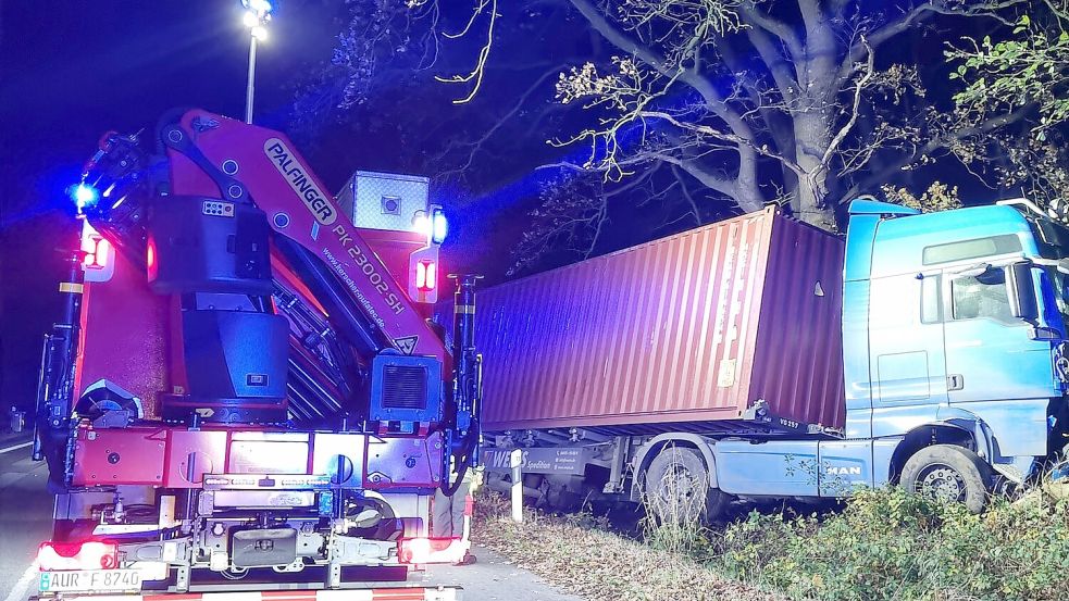 Der 40-Tonner kam am Donnerstagmorgen in Wiesmoor von der Fahrbahn ab. Foto: Feuerwehr