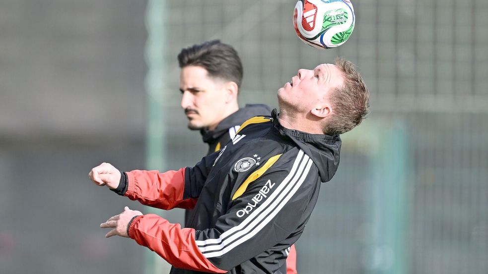 Bundestrainer Nagelsmann jongliert vor dem Training mit einem Ball. Foto: David Inderlied