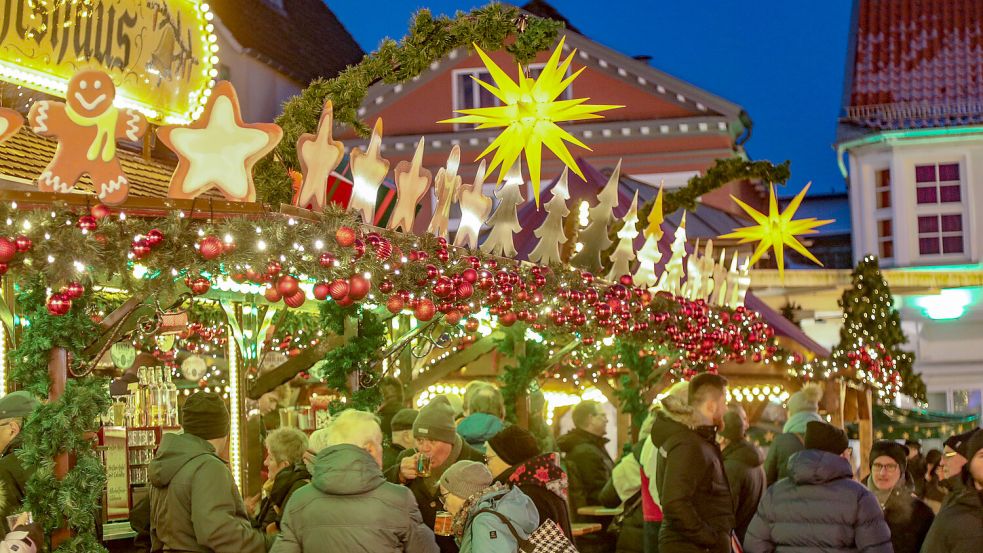 Mit seinem Weihnachtszauber steht die Stadt Aurich unter einem guten Stern. Das digitale Weihnachtsmagazin (www.aurich-weihnachtszauber.de) der Ostfriesischen Nachrichten ist erneut der perfekte Begleiter durch die Weihnachtszeit. Foto: Romuald Banik