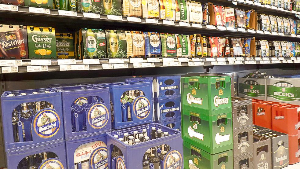 Die eine oder andere Biersorten wird erst einmal aus den Regalen bei Edeka verschwinden. Foto: IMAGO/Rust