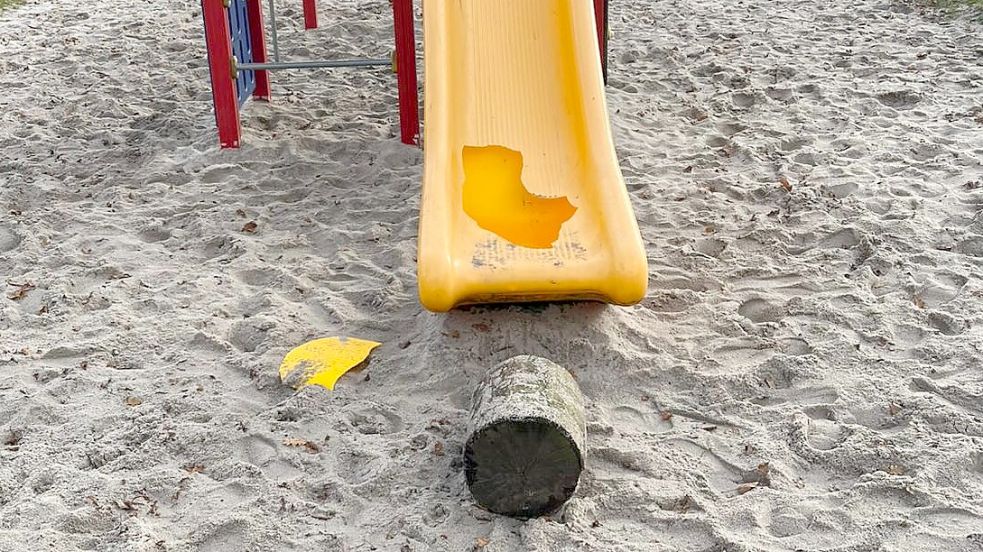 Unbekannte haben vermutlich mit dem Holzblock die Rutsche auf dem Spielplatz an der Wangerooger Straße in Ihrhove zerstört. Zuvor hatten die Täter auf dem Spielplatz eine Holzbank kaputtgebrochen und den Holzblock, der als Fuß diente, wohl als Tatwerkzeug benutzt. Foto: Gemeinde Westoverledingen
