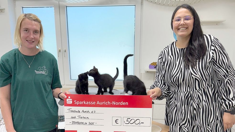 Sparkassen-Mitarbeiterin Iris Asi (rechts) überreicht den symbolischen Spendenscheck an eine Auricher Tierheim-Mitarbeiterin. Foto: privat