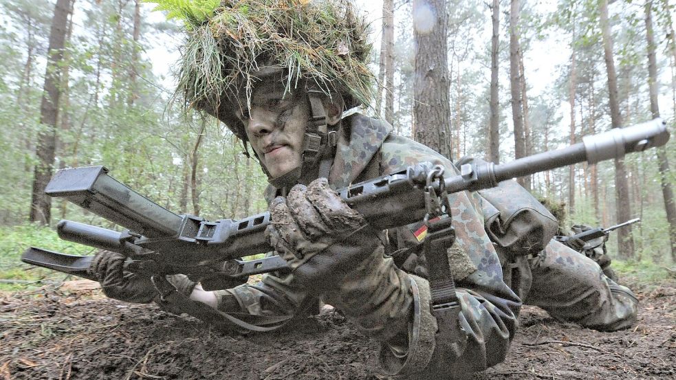 Ein Wehrpflichtiger in der Grundausbildung des PzGrenLehrBtl 92 (Panzergrenadierlehrbataillon) bewegt sich auf dem Truppenübungsplatz in Munster in „tiefster Gangart“ durchs Gelände. Foto: Peter Steffen/dpa
