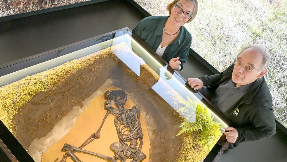 Dr. Susan Möller-Wiering und Prof. Dr. Hauke Jöns wollen dem Rätsel um Moorleiche „Bernies“ Kleidung auf den Grund gehen. Die Kleidung ist separat von den Gebeinen des „Manns von Bernuthsfeld“ im Landesmuseum ausgestellt. Foto: Klaus Ortgies
