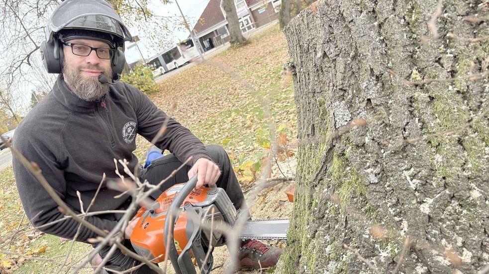 Arne Mertens und sein Team waren an diesem Donnerstag auf dem Gelände der Hoffnungskirche im Einsatz. Foto: Marion Janßen