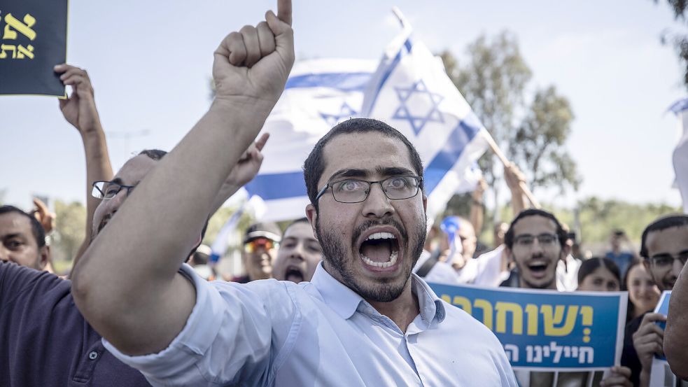 Der Leak eines Foltervideos durch Israels oberste Militärstaatsanwältin löste einen politischen Skandal und rechtsextreme Proteste aus – wie hier in Netanja, Israel. Foto: IMAGO/Anadolu Agency