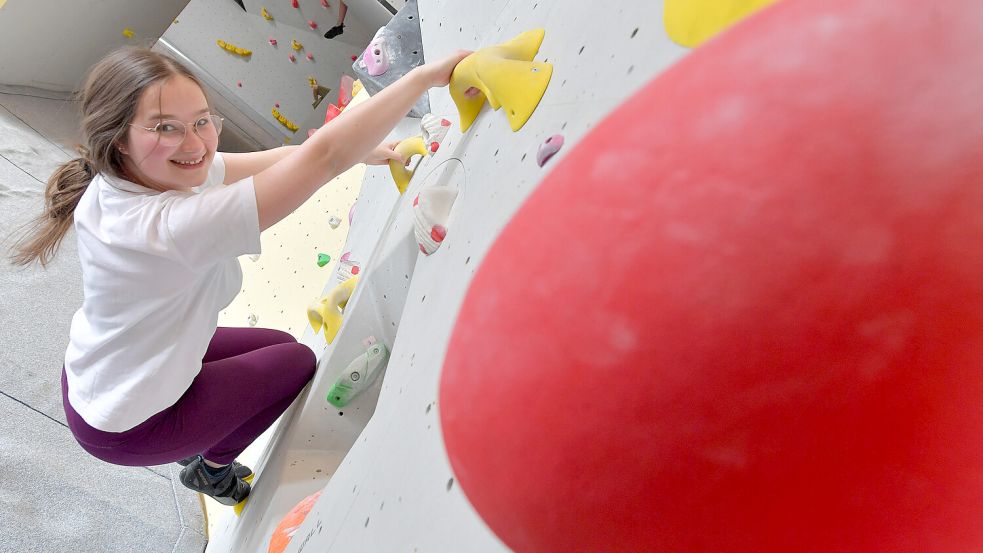 Redakteurin Denise Cordes hatte in der Auricher Boulderhalle bereits 2023 viel Spaß. Foto: Klaus Ortgies/Archiv