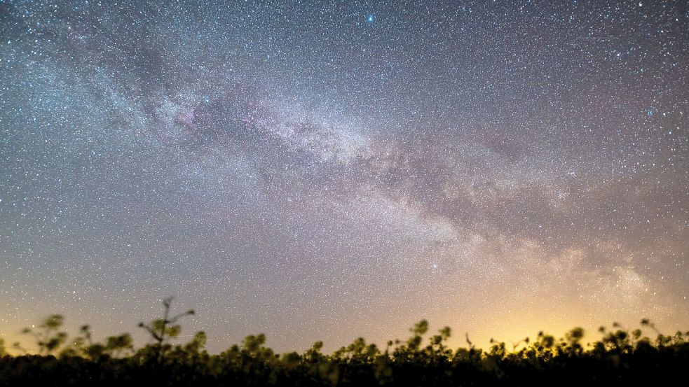 Besonders in Ostfriesland bietet der Sternenhimmel aufgrund der geringen Lichtverschmutzung ein beeindruckendes Naturschauspiel. Symbolfoto: Daniel Reinhardt/dpa
